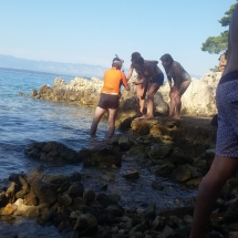 Mathieu montre une étoile de mer en Croatie