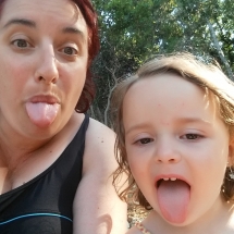 Maman et Kali tirent la langue