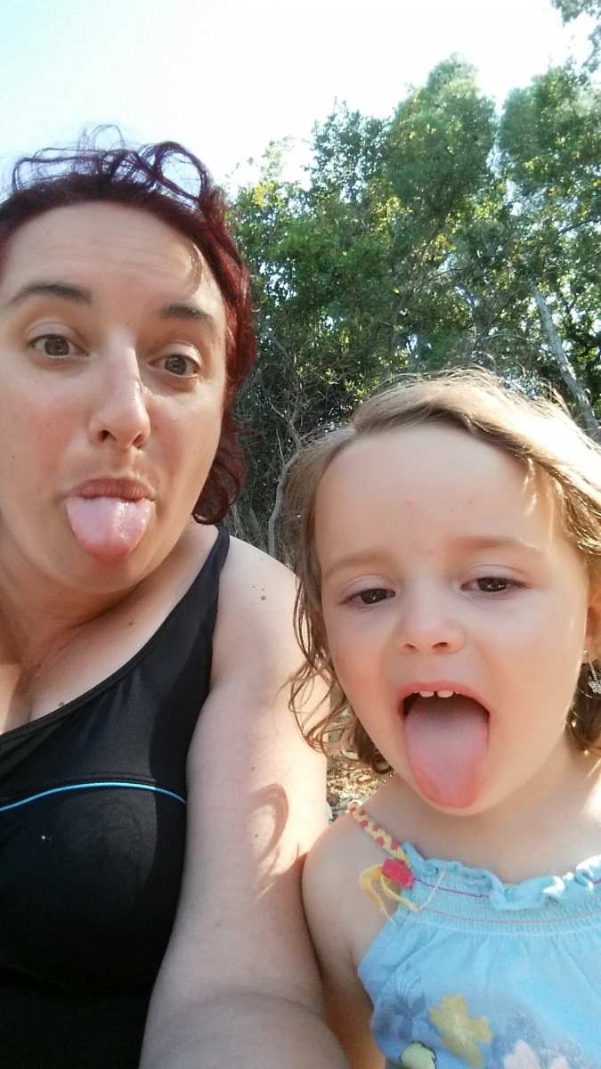 Maman et Kali tirent la langue