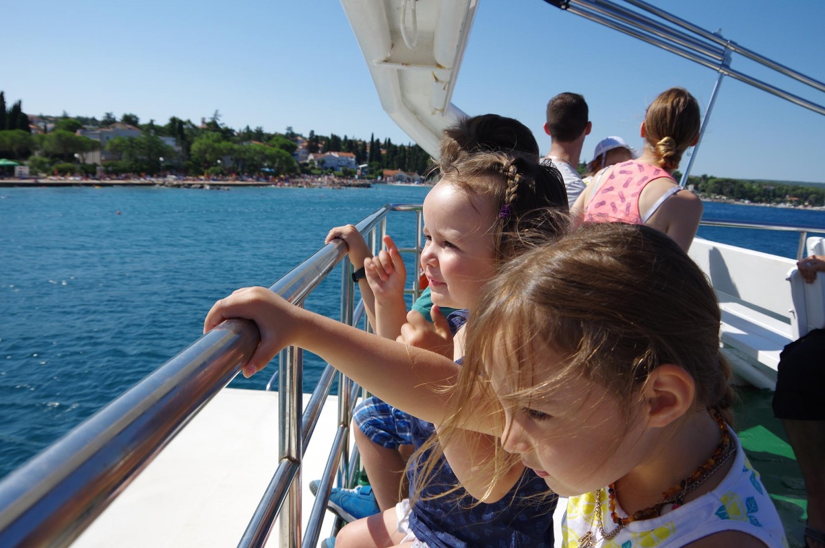 Enfants sur bateau en Croatie