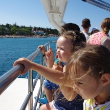 Enfants sur bateau en Croatie