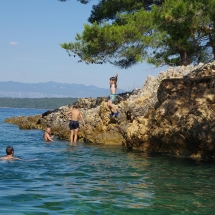Premier saut de falaise de Liam en Croatie