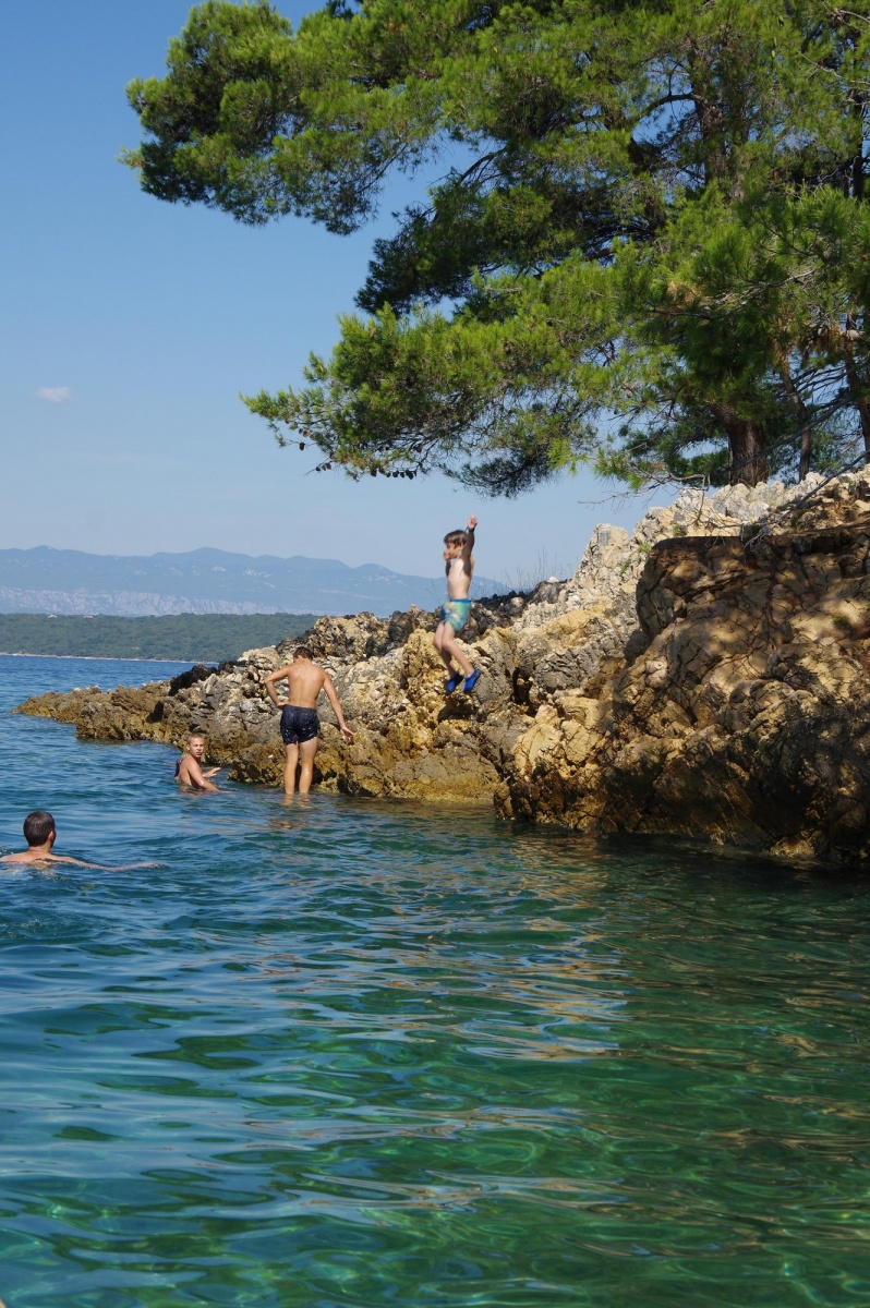 Premier saut de falaise de Liam en Croatie