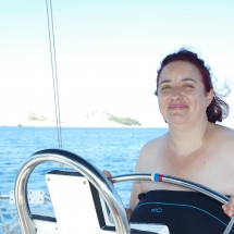 Jess au volant euhhh à la barre