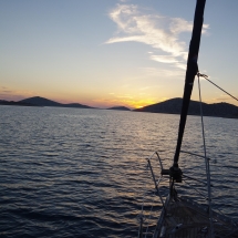 coucher de soleil sur voilier