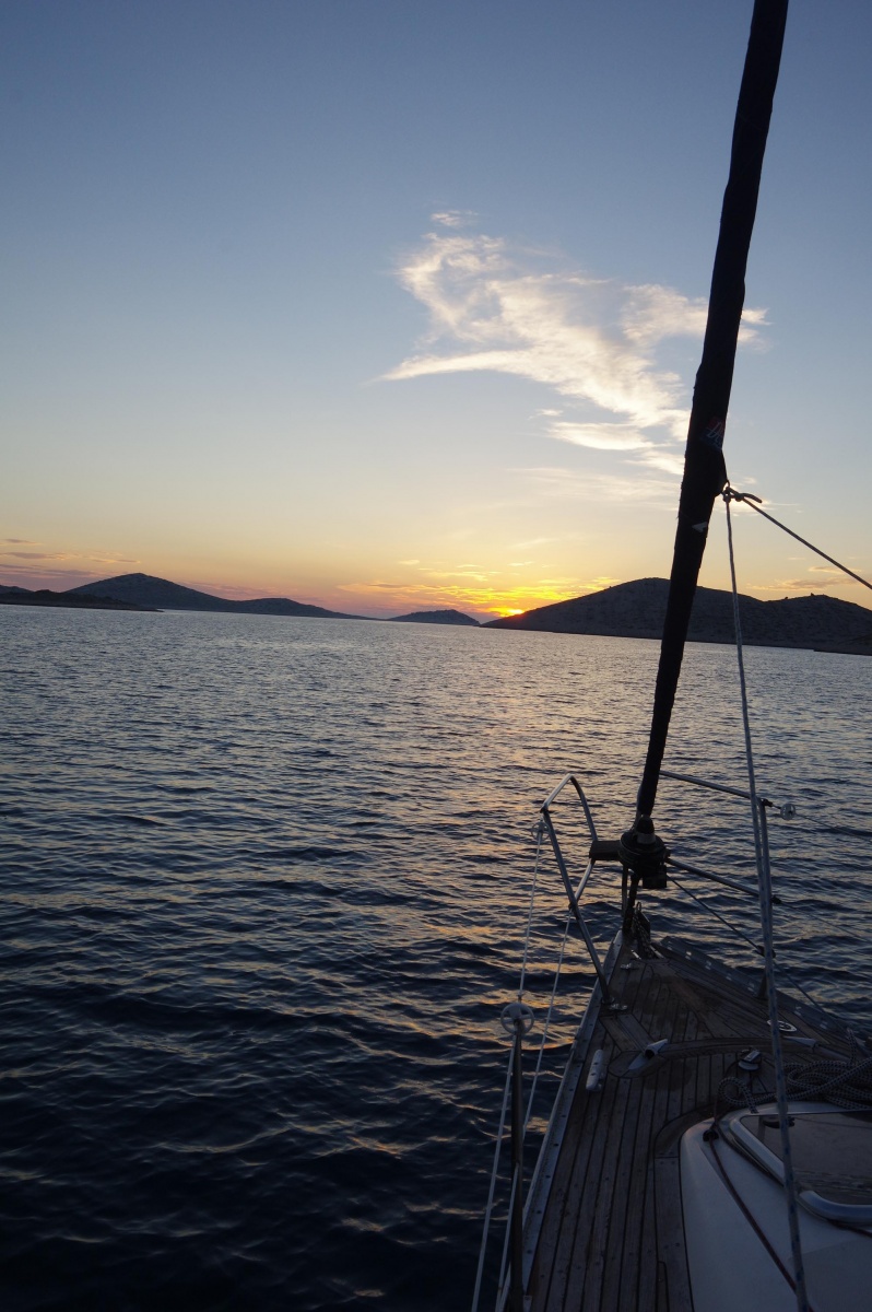coucher de soleil sur voilier