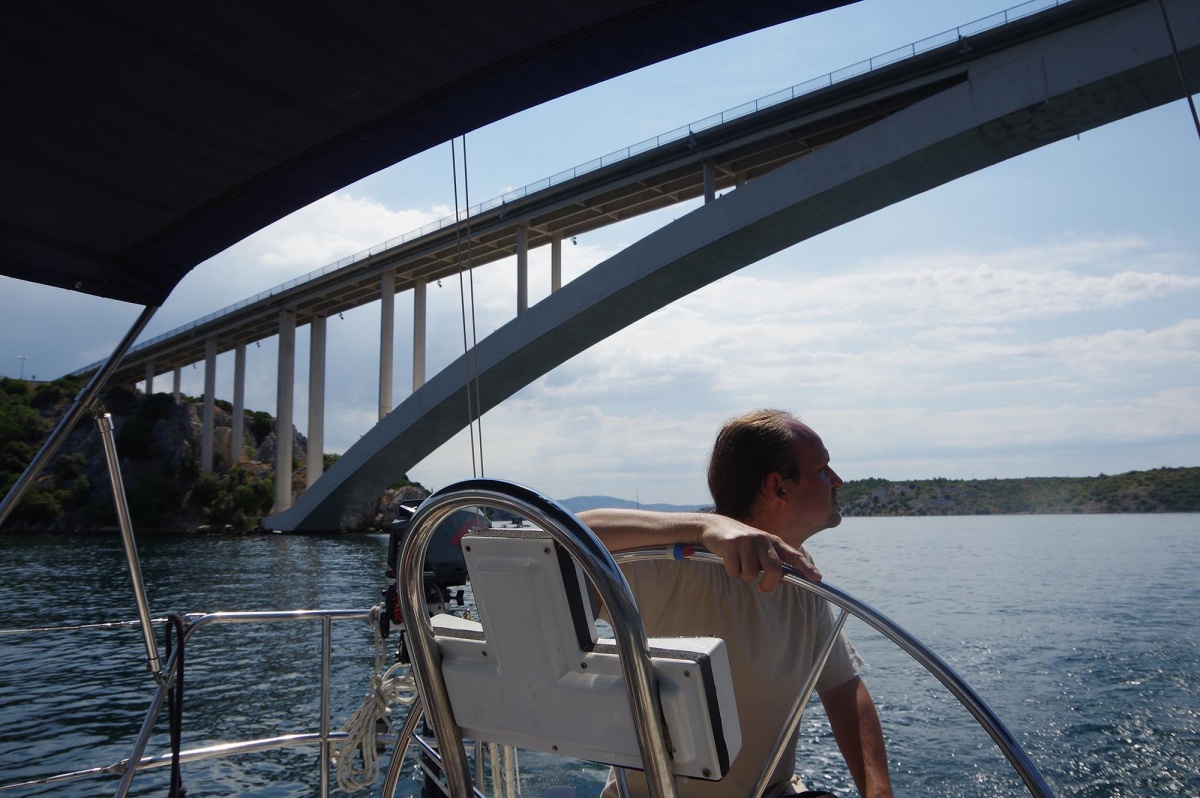 Avec le voilier sous un pont
