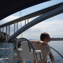 Avec le voilier sous un pont