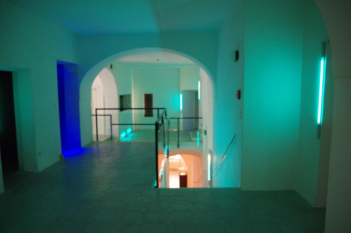 Dans le musée, les couloirs qui vont vers les différentes pièces