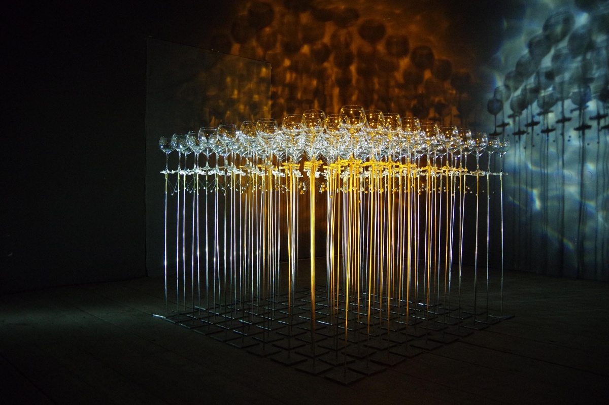 Les verres accrochés l'un à l'autre
