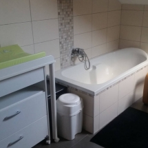 Salle de bains avec douche et baignoire