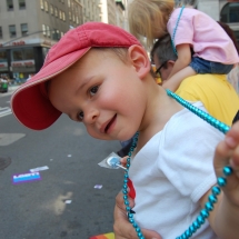 Liam à la gay parade avec son collier bleu qu'il a toujours