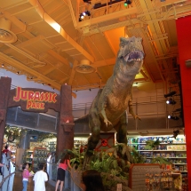 Dinosaure géant dans un magasin de jouets