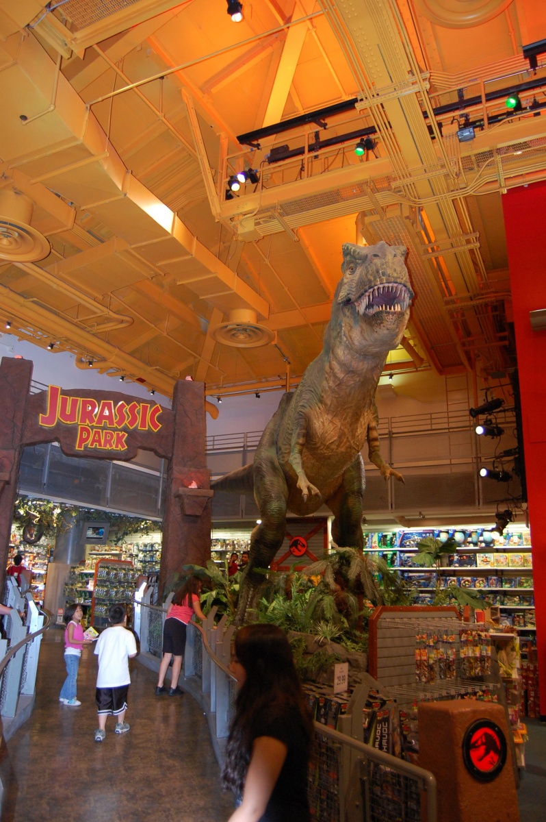 Dinosaure géant dans un magasin de jouets