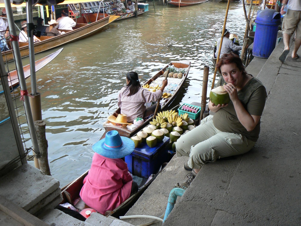 Délicieux et si frais! Noix de coco fraiche! Au marché flottant près de Bangkok