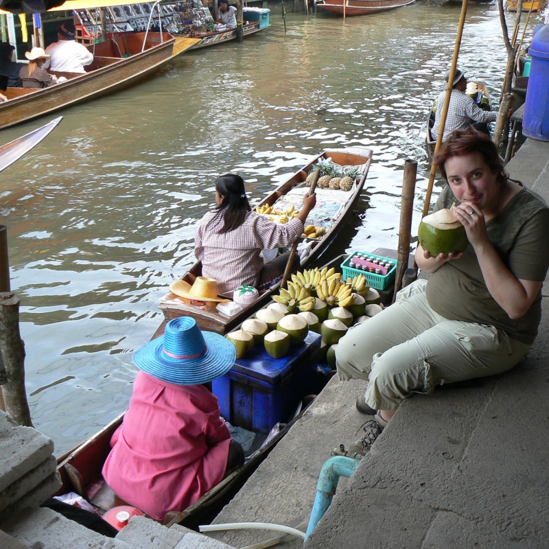 Délicieux et si frais! Noix de coco fraiche! Au marché flottant près de Bangkok