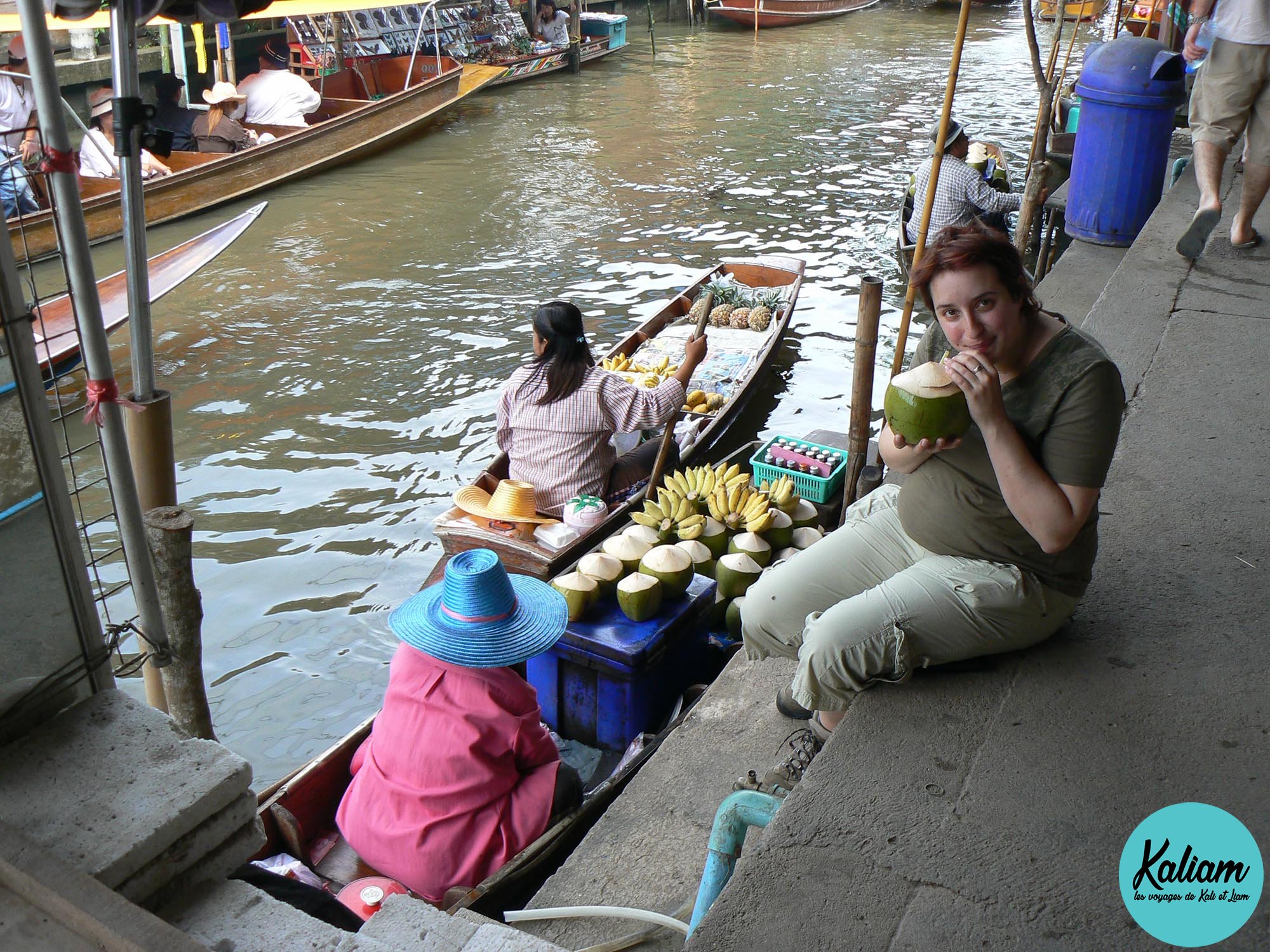 Délicieux et si frais! Noix de coco fraiche! Au marché flottant près de Bangkok