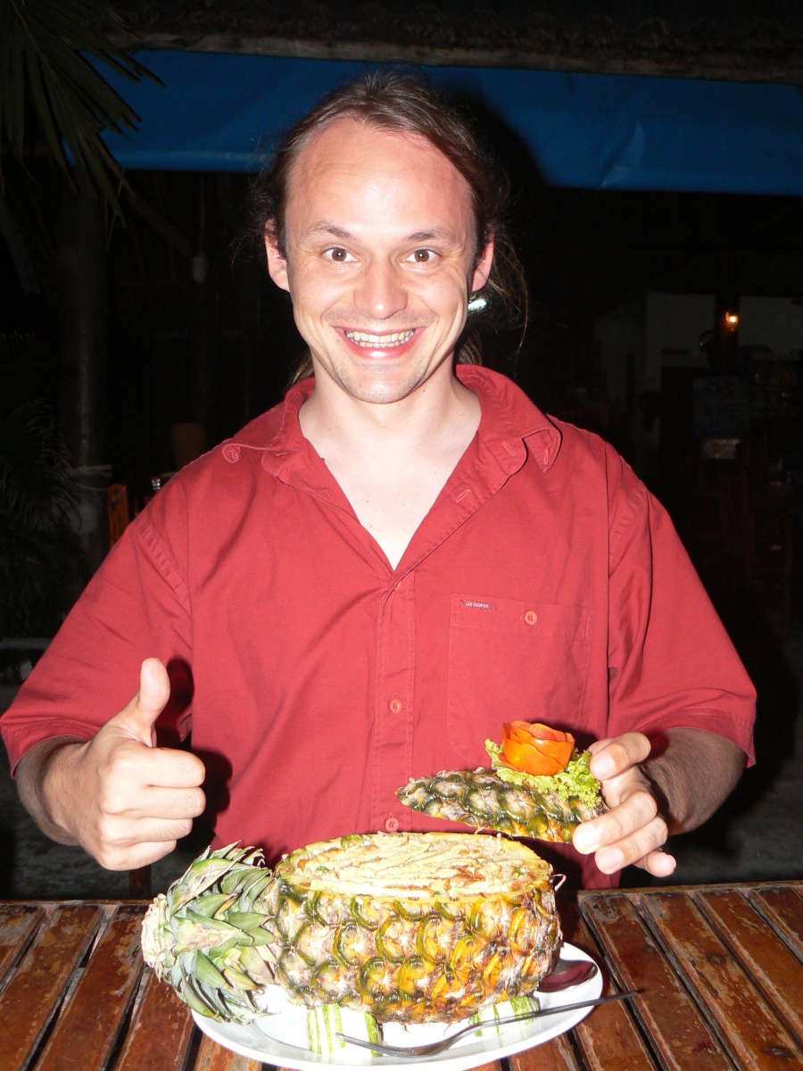 Spécialité Thaïlandaise, riz, omelettes et bout d'ananas servis dans un ananas!
