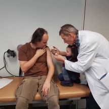 Kali fait le vaccin à Mathieu