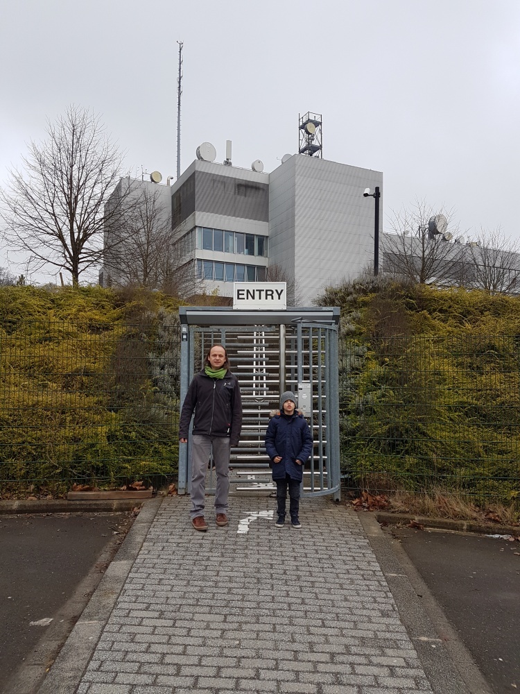 Sur le parking de RTL