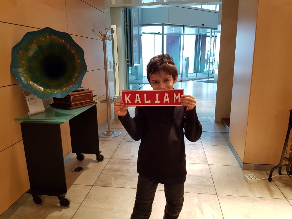 Liam pose avec la plaque Kaliam