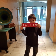 Liam pose avec la plaque Kaliam